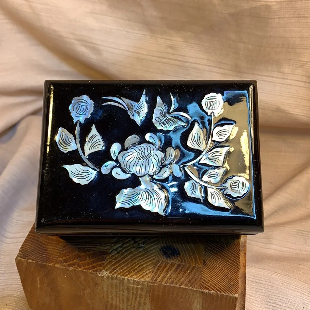 Mother of Pearl lacquered box vintage, antique